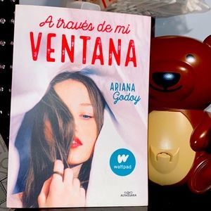 El libro es de Wattpad de la autora Ariana Godoy